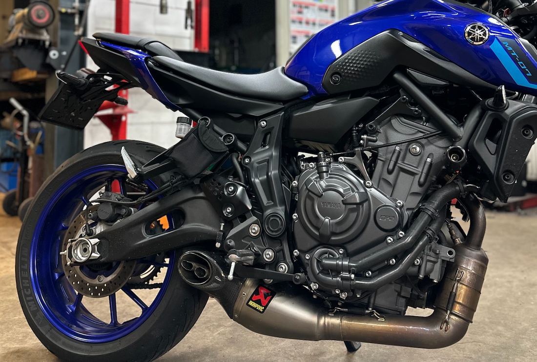 Yamaha MT-07 + Akrapovic + Puig awesome picture yamaha mt-01 eerste master of torque yamaha mt-07 2014 eerste generatie yamaha mt-09 eerste generatie naked yamaha mt-10 hyper naked yamaha yamaha mt dark side of japan design