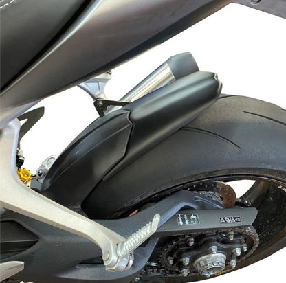 Achterspatbord verlenger mat zwart voor het originele spatbord Triumph Speed Triple 1200 RR/RS