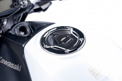 Tankdopcover Puig Voor Kawasaki '06- (5 Gaten) Zwart/Carbon Look