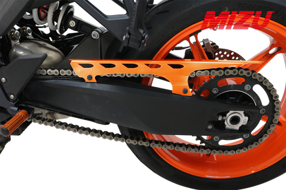 MIZU Kettingbeschermer - KTM 990 Duke 2024-2026 | 990 Duke R 2025-2026 | 990 RC R 2025-2026 - Fly-Serie - Oranje / Zwart