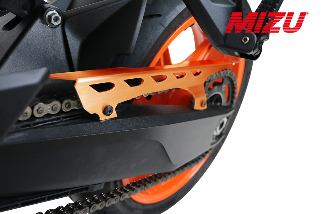 MIZU Kettingbeschermer - KTM 990 Duke 2024-2026 | 990 Duke R 2025-2026 | 990 RC R 2025-2026 - Fly-Serie - Oranje / Zwart