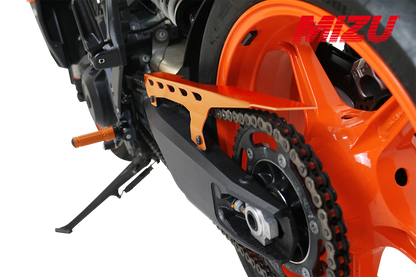 MIZU Kettingbeschermer - KTM 990 Duke 2024-2026 | 990 Duke R 2025-2026 | 990 RC R 2025-2026 - Fly-Serie - Oranje / Zwart